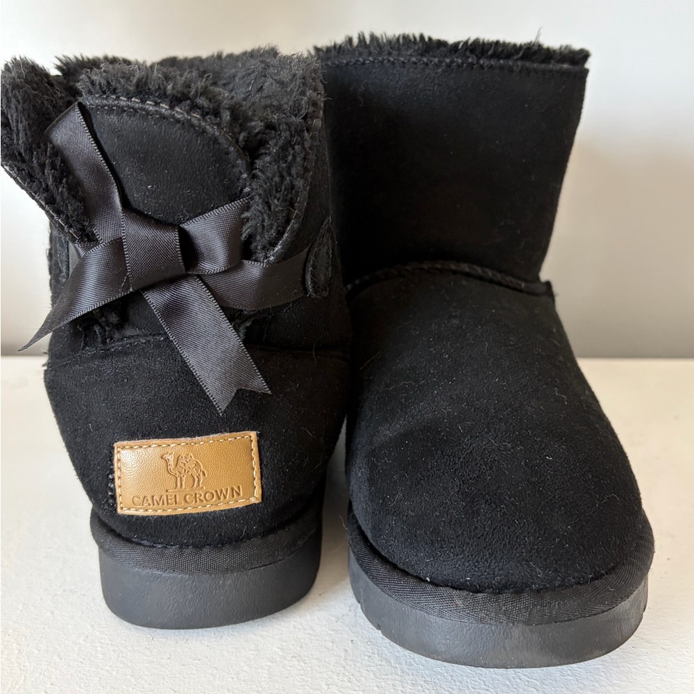 CAMEL CROWN Black Suede Short Shearling Boots w/ Bows At Back